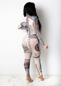 Vue arrière d'une combinaison sexy en résille avec imprimé dollar US à manches longues