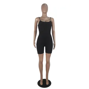 Détail d'une combinaison de sport noire à fines bretelles sur un mannequin de vitrine femme