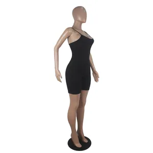 Vue détaillée d'une combinaison courte noire moulante à bretelles sur mannequin
