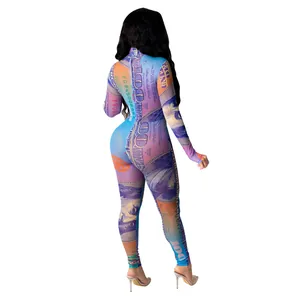 Détail vue arrière combinaison sexy en maille avec imprimé billet de banque coloré