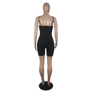 Vue arrière d'une combinaison de sport sexy noire unie à fines bretelles sur mannequin