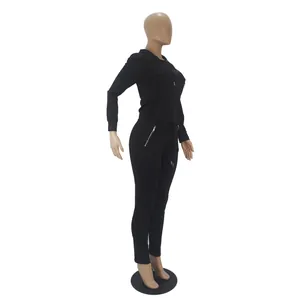 Vista lateral del conjunto de sudadera negra con capucha y pantalón con bolsillos