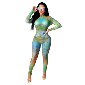 Vue détaillée de l'imprimé billets et du tissu mesh de cette combinaison sexy à manches longues