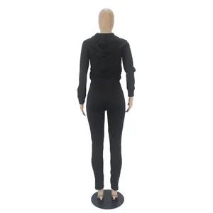 Vista trasera de un chándal negro de dos piezas con sudadera con capucha y pantalón