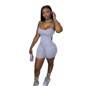 Combinaison de sport sexy sans manches gris uni pour femme sur un fond blanc