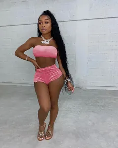Sexy zweiteiliges Set aus rosa Samt mit bauchfreiem Tube-Top und passenden Shorts