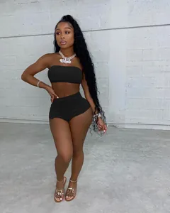 Sexy schwarzes zweiteiliges Set mit Schlauchoberteil und Shorts mit hoher Taille.