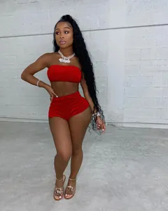 Modisches rotes Samt-Zweiteiler-Set mit sexy Schlauchoberteil und Shorts mit hoher Taille