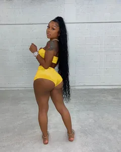 Rückansicht von modisch sexy gelbem Samt-Zweiteiler mit Bandeau-Top und Shorts-Set