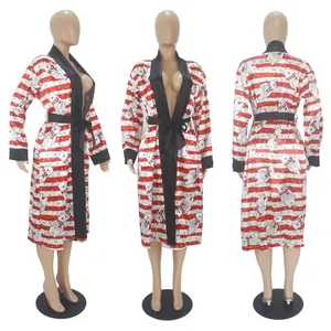 Vestaglia sexy in raso a righe rosse e bianche con stampa di orsi polari e revers