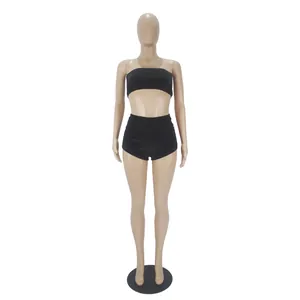 Schwarz-samtiges zweiteiliges Set mit Schlauchoberteil und Shorts an der Schaufensterpuppe