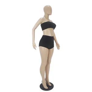 Nahaufnahme eines schwarzen Samt-Sets mit Bandeau-Top und Shorts an einer Schaufensterpuppe.