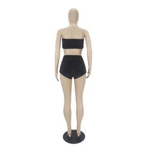 Rückansicht eines sexy schwarzen Samt-Bandeau-Tops und High-Waist-Shorts-Sets