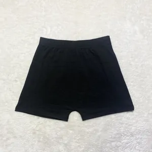 Vue détaillée montrant la texture du tissu et la taille élastique d'un short de yoga noir
