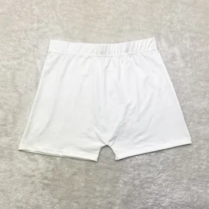 Vue détaillée de haute qualité d'un short de yoga blanc uni pour femme avec taille élastique