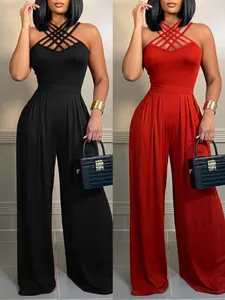 Detaillierte Ansicht des sexy Jumpsuits mit gekreuzten Trägern in Schwarz und Rot