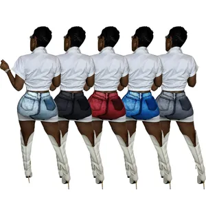 Vista posteriore di un set da donna due pezzi con gonne stampa denim multicolore