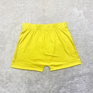Vue détaillée à plat d'un short de yoga jaune vif serré pour femme avec taille élastique