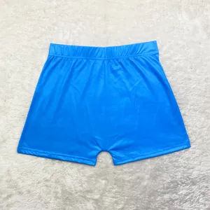 Vue rapprochée d'un short de yoga élastique bleu vif et moulant pour femme sur tapis
