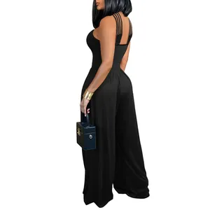 Detailansicht des sexy Multi-Träger-Designs am Rücken eines schwarzen Jumpsuits