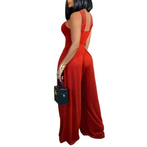 Rückansicht eines roten Overalls mit weitem Bein und aufwendigem Multi-Riemchen-Design.