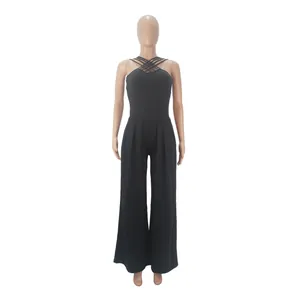 Vorderansicht eines schwarzen Jumpsuits mit weitem Bein und überkreuzten Neckholder-Trägern