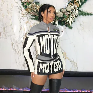 Vue détaillée de l'ensemble mode femme style moto avec veste imprimée et jupe courte