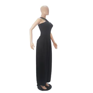 Seitenansicht des eleganten schwarzen Jumpsuits mit weitem Bein und Kreuzträger-Details