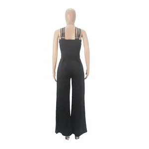Rückansicht eines schwarzen Jumpsuits mit weitem Bein und Multi-Strap-Design.