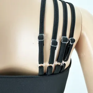 Detail des schwarzen Multiträger-Schulterdesigns mit klaren Verstellern für Jumpsuits