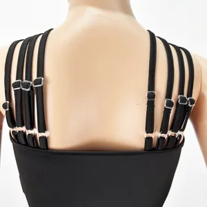 Detailansicht des verstellbaren Multi-Riemen-Schulterdesigns an einem schwarzen Jumpsuit