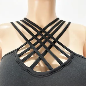 Detail eines schwarzen sexy Overalls mit Multi-Strap-Überkreuz-Ausschnitt auf Schaufensterpuppe.