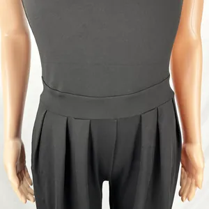 Nahaufnahme der plissierten hohen Taille an einem schwarzen Damen-Jumpsuit mit weitem Bein