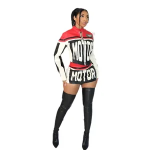Ensemble deux pièces style racing avec veste à manches longues et minijupe motor.