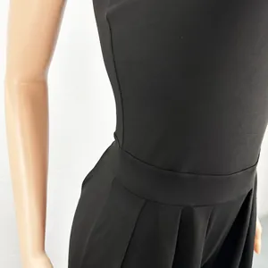 Detailansicht der Taille eines schwarzen Jumpsuits mit weitem Bein und eleganten Falten