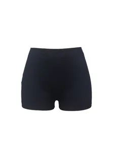 Short de yoga noir à taille haute pour femmes avec une coupe de compression serrée