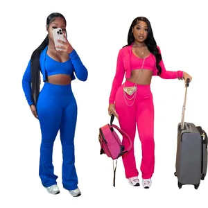 Vista dettagliata della tuta da donna a 3 pezzi con giacca, crop top e pantaloni.