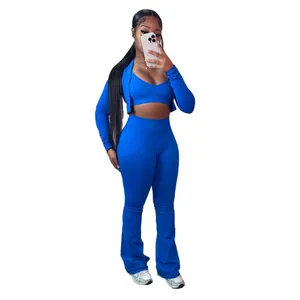 Set tre pezzi blu da donna con giacca, reggiseno sportivo e pantaloni a zampa
