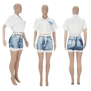 Dettagli del set top corto bianco e minigonna stampa denim su manichini