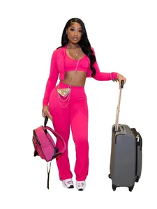 Set sportivo rosa acceso tre pezzi con giacca corta, reggiseno sportivo e pantaloni