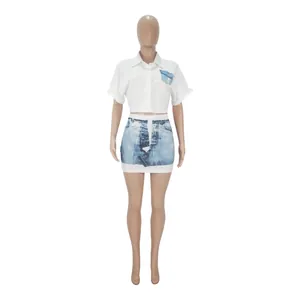 Set di due pezzi con camicia corta bianca e minigonna con stampa denim alla moda