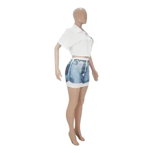 Dettaglio laterale di completo due pezzi con camicia bianca e gonna stampa denim