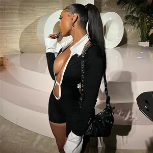 Pagliaccetto sexy a contrasto bianco e nero con ritaglio sul davanti e colletto.
