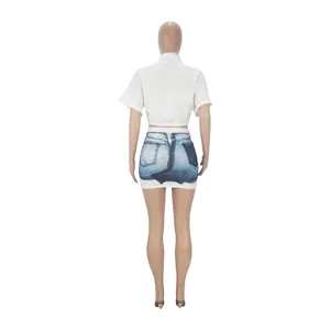 Vista posteriore di un set crop top bianco e minigonna stampa denim su manichino