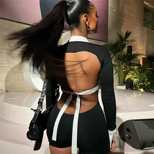 Dettaglio della tutina sexy senza schienale con laccio bianco e design ritagliato