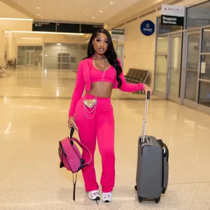 Dettaglio del set sportivo rosa 3 pezzi con crop top e pantaloni a zampa