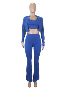 Completo sportivo tre pezzi blu reale da donna con giacca, crop top e pantaloni.