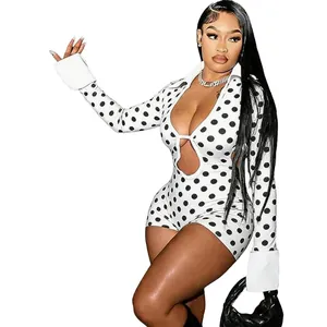 Dettaglio di tutina sexy bianca a pois con maniche lunghe, cut-out e colletto alla moda