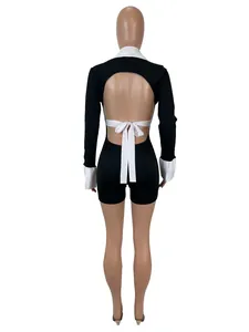 Vista posteriore di una tutina sexy in contrasto bianco e nero con schiena scoperta.