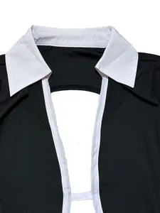 Dettaglio del colletto a revers bianco e del design con schiena scoperta su questa tuta nera